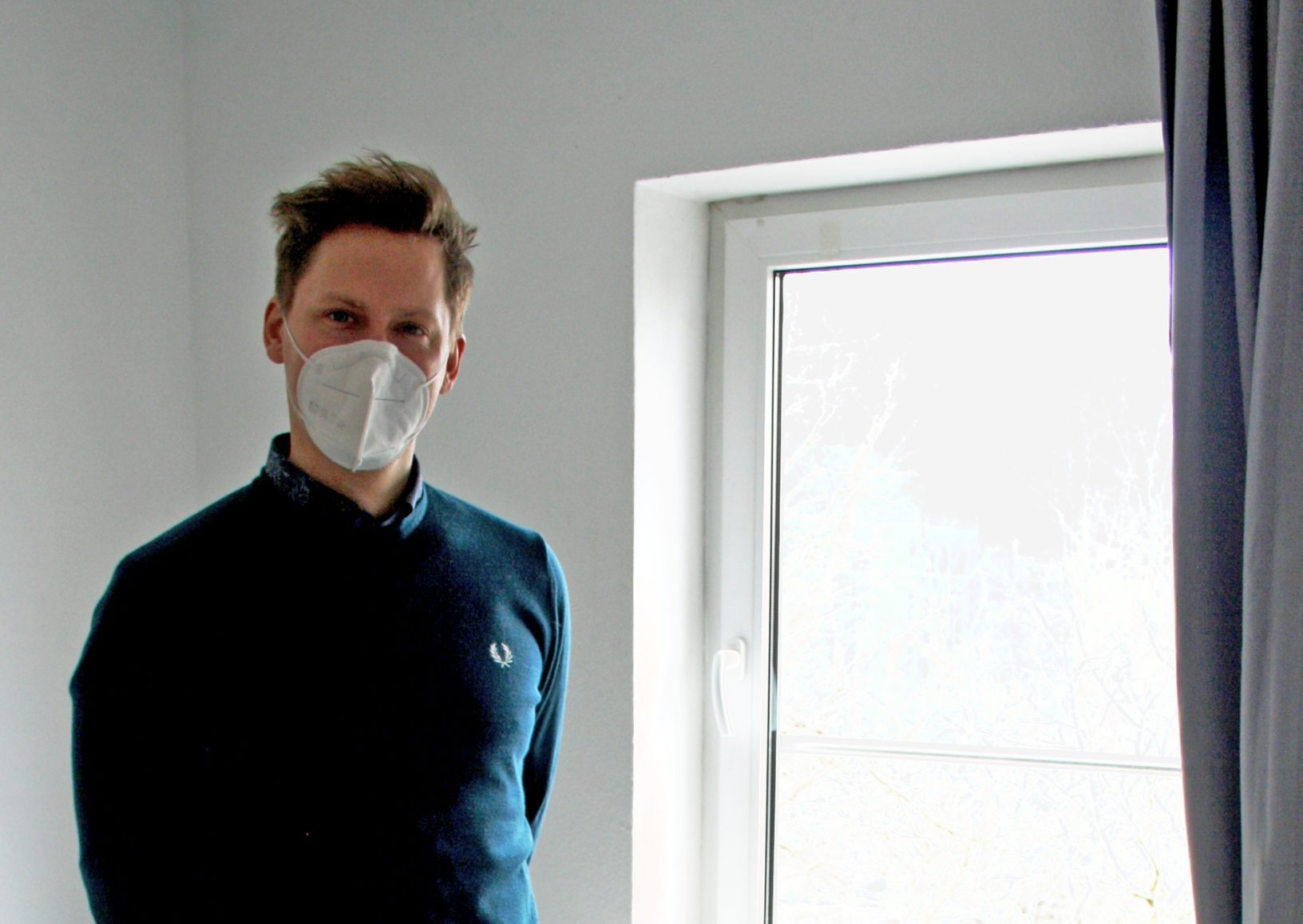 Christian Müller in einem der Zimmer, das für die Aufnahme  ukrainischer Flüchtlinge hergerichtet wurde. Foto: DWA/Riske